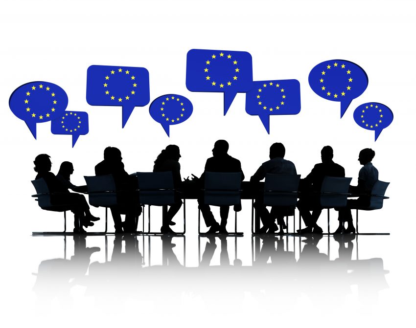 El treball d’advocat a Andorra és essencial en la societat i l’economia del Principat, tant per a particulars com per a empreses. Els advocats andorrans assessoren, representen i defensen els interessos dels seus clients davant els tribunals, les institucions públiques i en tot tipus de transaccions privades i comercials. ## Funcions principals dels advocats a Andorra - **Assessorament jurídic:** Orienten els clients sobre la normativa vigent, la millor estratègia legal i possible resolució de conflictes legals. - **Redacció i revisió de documents:** Elaboren contractes, estatuts, testaments, pactes, recursos administratius i qualsevol document amb validesa legal. - **Negociació i mediació:** Intervenen en negociacions entre particulars o empreses per evitar litigis i solucionar conflictes de manera amistosa. - **Representació judicial:** Defensen els interessos dels clients davant els tribunals en processos civils, penals, administratius, mercantils o laborals. - **Gestió de tràmits i procediments:** Tramiten tot tipus de processos davant les institucions públiques, com ara constitució de societats, inscripcions registrals, permisos de residència, etc. ## Principals especialitats en dret a Andorra Andorra compta amb advocats especialitzats en diferents àmbits del dret. Destaquen especialment les següents branques: - **Dret civil**: Relacions entre particulars, successions, arrendaments, divorcis, custòdia de fills, reclamacions de danys i perjudicis, etc. - **Dret penal**: Defensa i acusació en delictes, judicis penals, recursos, execució de sentències, etc. - **Dret mercantil i societari**: Constitució i gestió de societats, assessorament a empreses i autònoms, contractes mercantils, concursos de creditors. - **Dret laboral**: Relacions laborals, acomiadaments, contractació, negociació col·lectiva, conflictes de treball, defensa davant la jurisdicció social. - **Dret fiscal i tributari**: Assessorament sobre impostos, optimització fiscal, residència fiscal, recursos davant l’Administració tributària. - **Dret administratiu**: Recursos contra resolucions de l’Administració, llicències, concessions i contractació pública. - **Dret immobiliari**: Compra-venda de béns immobles, arrendaments, hipoteques, gestió patrimonial immobiliària. - **Dret de família i successions**: Separacions, divorcis, custòdia, règims econòmics matrimonials, testaments i herències. - **Dret bancari i financer**: Assessorament a entitats financeres, regulació bancària, contractació de productes financers, litigis bancaris. - **Dret internacional i estrangeria**: Permisos de residència, nacionalitat, inversió estrangera, relacions internacionals. Els bufets d’advocats d’Andorra acostumen a oferir un servei multidisciplinar i personalitzat, adaptat a les necessitats de cada client, amb una atenció especial als aspectes pràctics del dret andorrà i a les particularitats legals del país. **En resum:** L’advocat a Andorra exerceix una tasca clau donant suport i solucions jurídiques a ciutadans, empreses i inversors, i s’especialitza en diferents àmbits del dret per donar una resposta professional, ètica i eficaç a qualsevol problema legal dins el Principat. Advocats a Andorra, Abogados en Andorra, Lawyers in Andorra, Avocats en Andorre